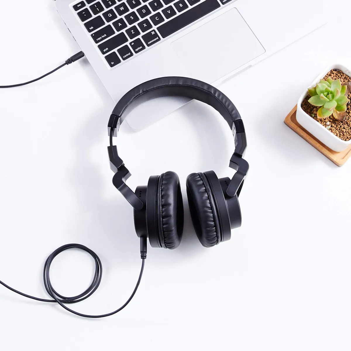 Studio Monitor Headphones Review: Good for DJs?